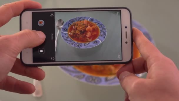 Tomar una foto de la comida en un restaurante con teléfono móvil Tome una foto de la sopa tom yam thai en un restaurante con teléfono móvil — Vídeo de stock