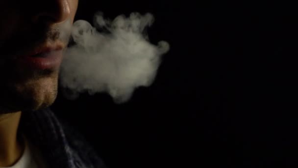 Mistero uomo con sigaro e fumo . — Video Stock