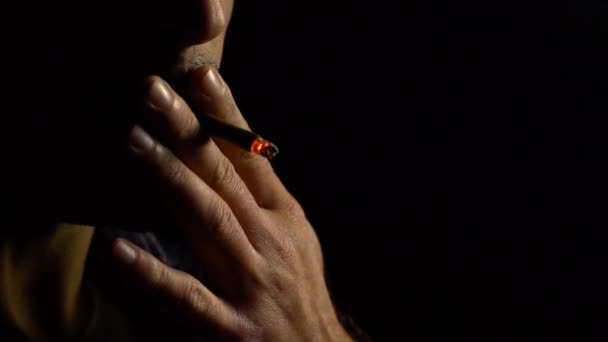 Cigarro, homem com barba, maus hábitos, em fundo preto, silhueta câmera lenta — Vídeo de Stock
