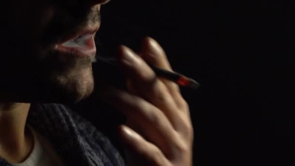 Il allume une cigarette. une habitude nocive gros plan — Video