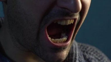 Dult adam kahverengi gözlü. O çok kızgın, sinirli ve agresif. Siyah arka plan, çığlık ile büyük açık