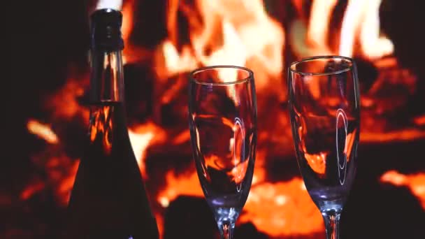 Champagne koelen door het vuur, de dag van Valentijnskaarten — Stockvideo