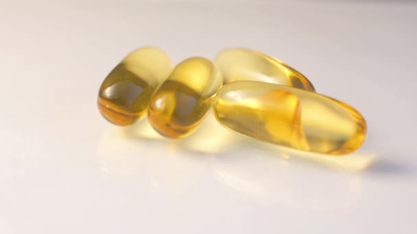 Omega 3 pillen geïsoleerd op witte achtergrond — Stockvideo