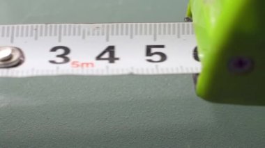 Ölçüm bandı rulo beyaz arka planda - makro