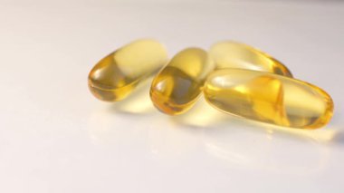 Görüntü beyaz arka plan üzerinde izole kaç E vitamini kapsül.