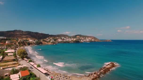 Горный и морской пейзаж. Пляж Ливади в деревне Бали на острове Крит Греция — стоковое видео