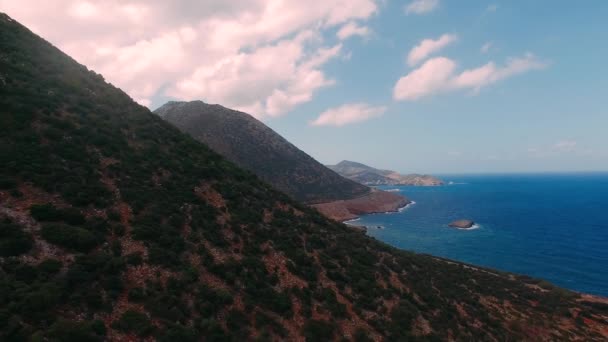 Costa del mar Egeo en Grecia, Creta. Montaña y paisaje marino. Livadi Beach en el pueblo de Bali en la isla de Creta Grecia — Vídeo de stock