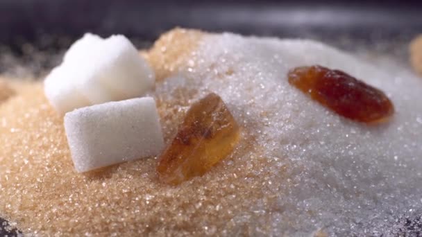 Vari tipi di zucchero sul tavolo di legno — Video Stock