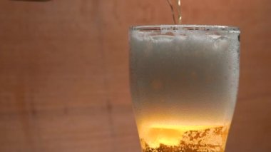 Bira bardağına dokulu bir arka plan üzerinde dökme