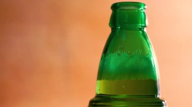 Bira şişe açılış soğuk şişe bardak bira Buhar ve sprey ile akar