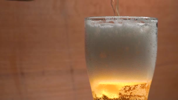 Mug froid de bière dans un bar au ralenti 