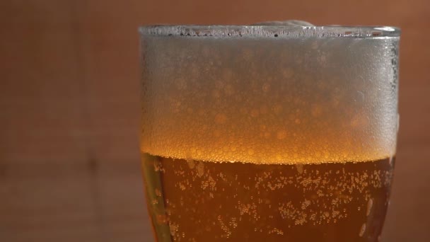 Mug froid de bière dans un bar au ralenti au ralenti 