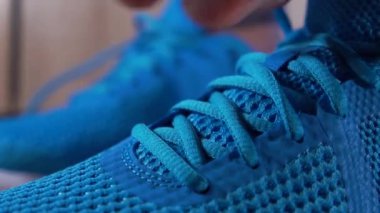 Adam ayakkabı bağcıklarımı bağlıyor. erkek spor fitness atlet açık havada koşu için hazırlanıyor