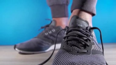 Handsman closeup spor çalışma dışarı - dantel spor ayakkabılar üzerinde ipe yapacak