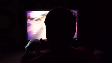 teknoloji, oyun, eğlence ve insanlar kavramı - kulaklık pc bilgisayar yarış video oyunu evde araba ve direksiyon simidi ile genç adam