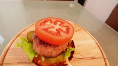 Genç adam sahiptir yeme ve tatma lezzetli Vegan mantar Burger adam var iştah açıcı burger