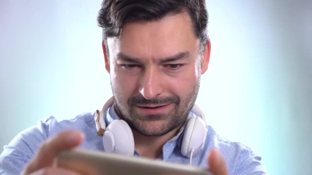 Närbild på män händer som håller röra spela spelet mobiltelefon — Stockvideo