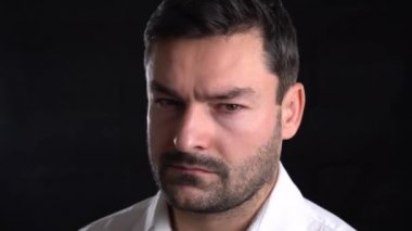 Yakın çekim portre bir adama karşı siyah yakın çekim portre cidden dostum