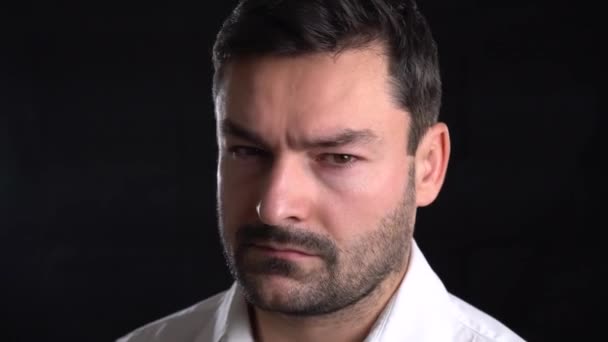Close-up retrato de um homem sério Close-up retrato de homem contra preto — Vídeo de Stock