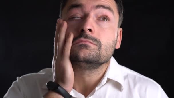 Homem experimentando dor e estresse. Jovem frustrado de camisa e gravata massageando o nariz e mantendo os olhos fechados enquanto está de pé contra — Vídeo de Stock