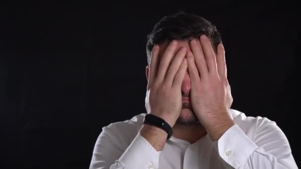 Obchodní muž seděl v křesle v depresi — Stock video