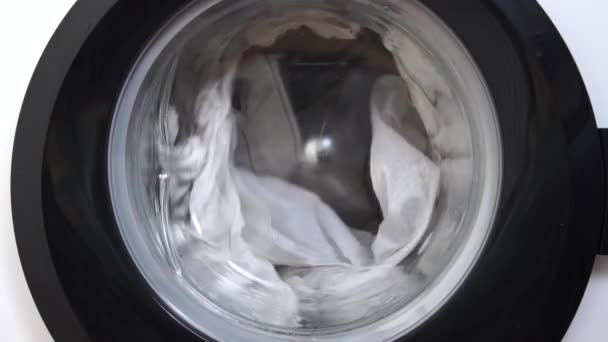 Close-up op een wasmachine met schone kleurrijke kleding, slow-motion — Stockvideo