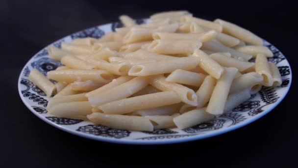 用黄油和奶酪烹制的潘妮意大利面 在木桌上的老式美丽的蓝色盘子里罗勒 地中海菜 — 图库视频影像