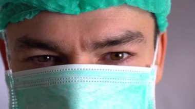 bir cerrah ya da doktor maskesi ve kulaklık hastane veya klinik operasyon için hazır portresi kapatın. Doktor bir tıbbi maske takarak çekim kapatın. Sağlık ve Tıp