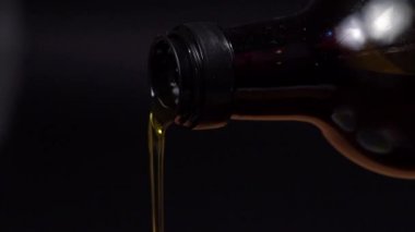Sızma zeytinyağı şişeden için kaşık closeup Slow Motion dökme zeytinyağı içine dökme
