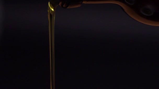 Óleo de azeitona virgem goteja fora de uma garrafa Closeup — Vídeo de Stock
