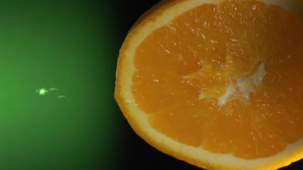 Slow Motion Exprimir el jugo de naranja. vídeo vertical — Vídeo de stock