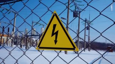 Elektrik tehlikesi işareti bir metal çit yerleştirilir. Bir metal çit üzerinde yerleştirilen elektrik tehlike işaret