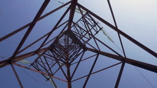 Högspänning linje pylon sett underifrån med blå himmel — Stockvideo