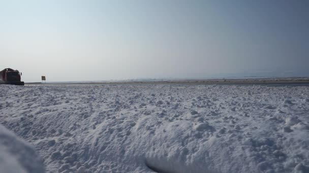 Снегоочиститель очищает снежную дорогу и проливает соль. Специальный автомобиль очищает дорогу от снега на Сахалине . — стоковое видео