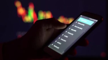 Toronto, Ontario, Kanada Ocak 2019 Cryptocurrency Pazar grafik ekran smartphone satın almak ve satmak düğmesi ve el bulanıklık arka plan ile. Blockchain, Fintech yatırım finansal Internet teknoloji