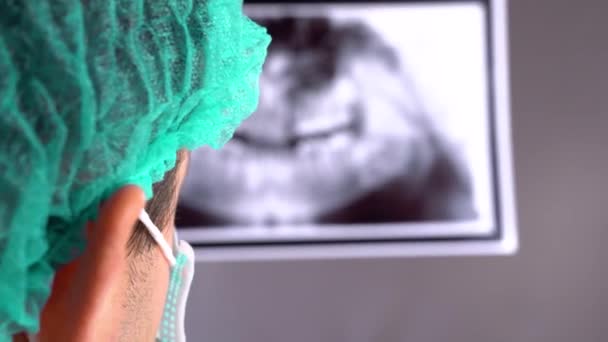 À la réception le dentiste. Dentiste montre sur la tablette radiographie ses dents. La dentisterie moderne. Radiographie des dents sur un appareil portable . — Video