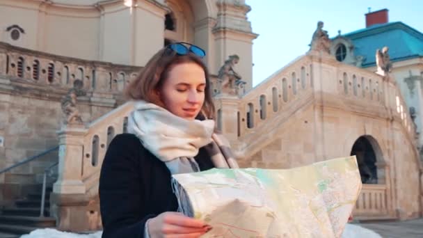 Visão traseira da jovem garota hipster andando pela rua europeia e explorando a cidade de Barcelona com mapa, conceito de aventura de férias de viagem . — Vídeo de Stock