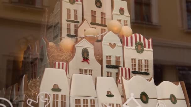 姜饼家饼干, 姜饼饼干店橱窗。在圣诞反思出售传统的手工姜饼、饼干和其他糖果 — 图库视频影像