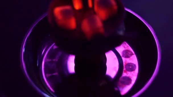 Fumar Shisha, Shisha Hookah com Red Hot Coals.clip. Hookah moderno com carvão de coco para — Vídeo de Stock