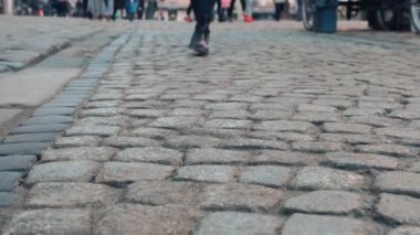 Genç kadın ile şehir merkezine yürüyüş yakın çekim görünüm. İşkadını topuklu siyah ayakkabı giyiyor. turist kadın eski taş sokak