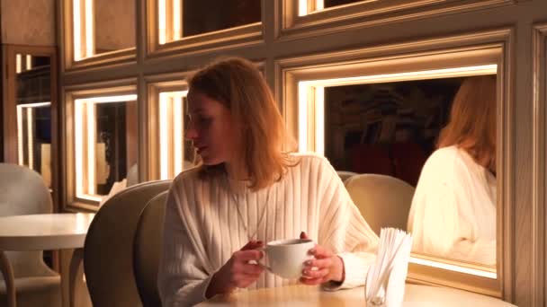 Vacker kvinna dricker kaffe utanför. En tjej dricker Tea Cafe — Stockvideo