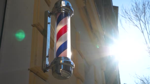 Histórico poste de barbero antiguo de moda en una pequeña tienda de peluquería de negocios de la ciudad. Peluquería vintage polo retro . — Vídeos de Stock