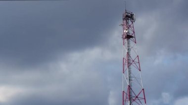 Kulesini Timelapse gökyüzü ve bulut arka plan ile. Anten. 4 k zaman atlamalı: bulut ve mavi gökyüzü ile telekomünikasyon anten