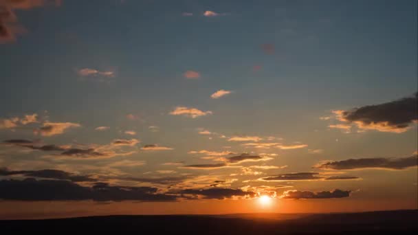 Timelapse de puesta de sol con cielo azul y nubes — Vídeos de Stock