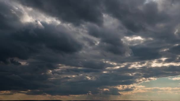 Déšť oblačno na Sunset časový propadák, rychlý pohyb dešťové mraky po špatném počasí, těžký déšť před bouří, smyčka bouřky bouře oblačkla před dnem deště. — Stock video