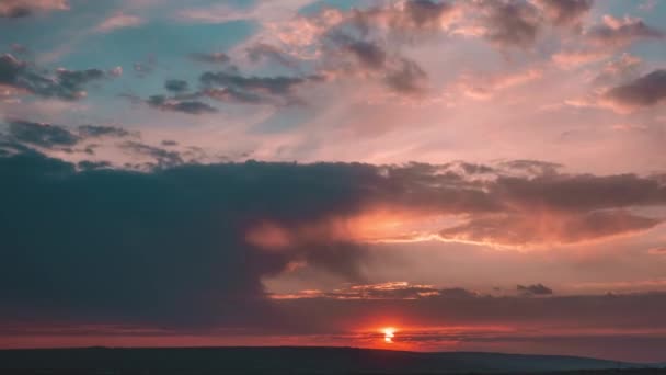 Bewölkter Sonnenuntergang auf See Zeitrunden 4k. — Stockvideo