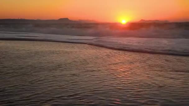 Pôr do sol na superfície do mar Adriático ao pôr do sol — Vídeo de Stock