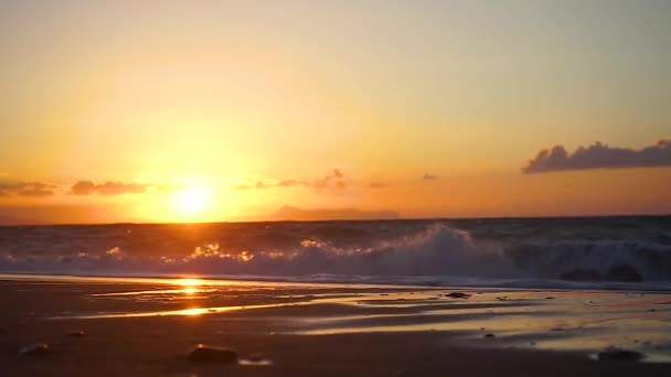 Παραλία ηλιοβασίλεμα φύση πανέμορφη θάλασσα πορτοκαλί ουρανό νερό Καλιφόρνια Λος Άντζελες ακτή Timelapse ειδυλλιακό αντανάκλαση κύμα πλάνα τουριστικών. — Αρχείο Βίντεο
