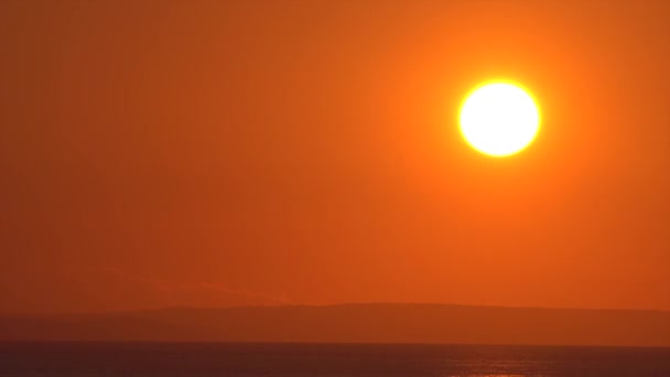 Solnedgång vid den Adriatiska havet havet ytbehandlar vid solnedgången — Stockvideo