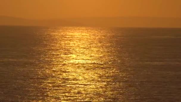 Solnedgång vid den Adriatiska havet havet ytbehandlar vid solnedgången — Stockvideo